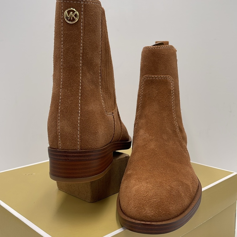 MICHAEL KORS ELLA FLAT BOOTIE SUEDE
49F4ELFE5S
LUGGAGE - Picture 10 of 16